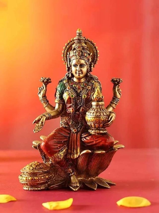 लक्ष्मी माँ के १२ नाम जिनके उच्चारण से आप धनवान बन सकते हैं।